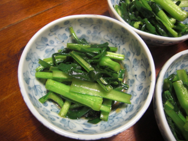 小松菜とニラを出汁で食べるおひたし 家庭料理の簡単レシピ 佐藤家の食卓